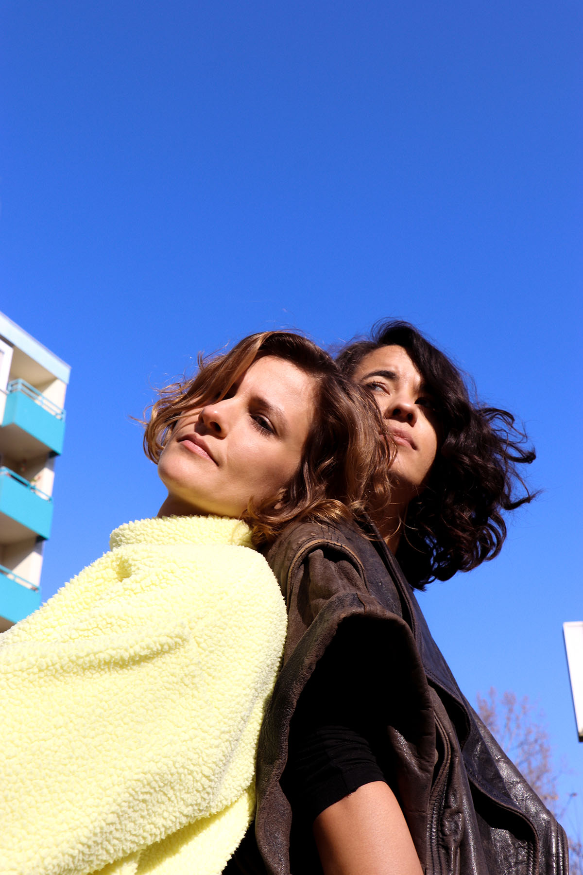 Caleesi & Kreis On Camera - Press Photo by Anthonia Mathia - Blue Sky Background Berlin